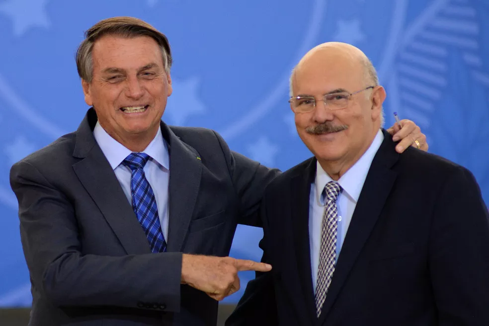 Bolsonaro é convencido por aliados a tirar Milton Ribeiro do Ministério da Educação