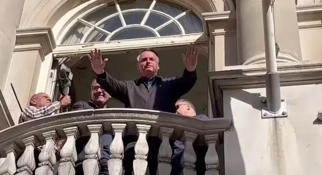 Em Londres, Bolsonaro é recebido por apoiadores e opositores