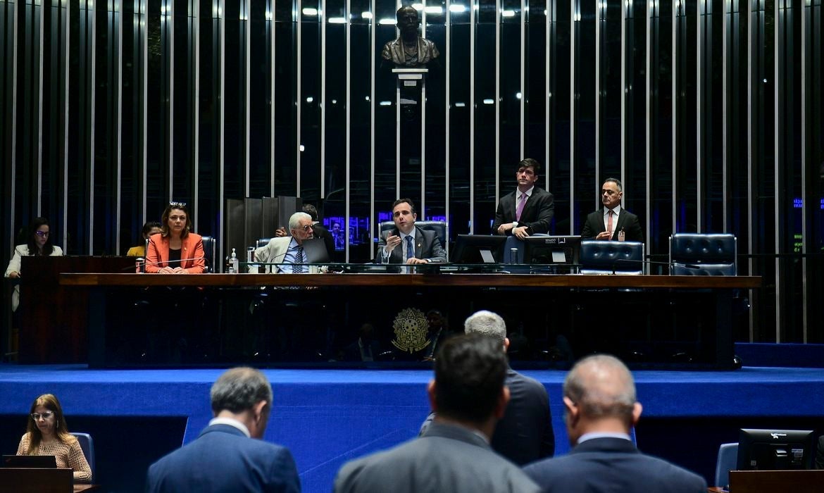 Senado aprova teto para salário mínimo e mudanças no BPC