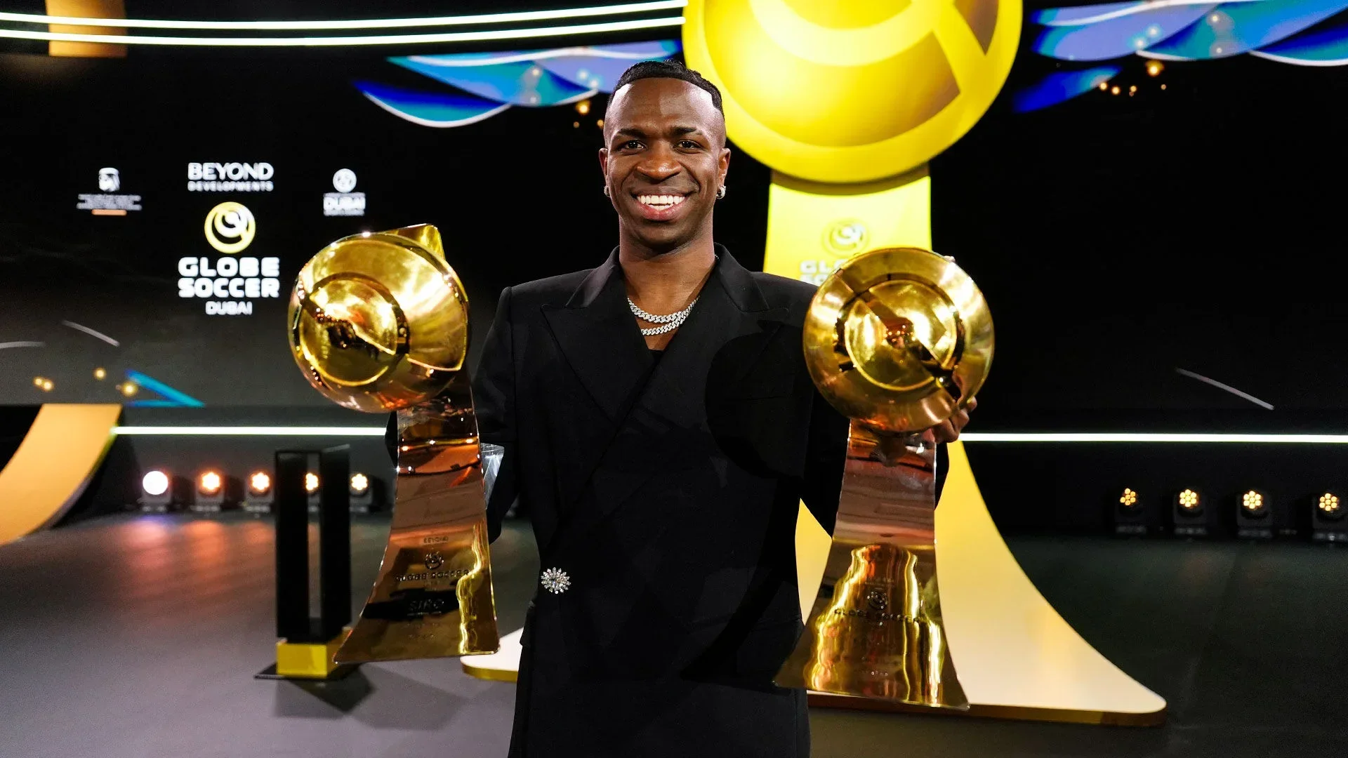 Vini Jr é eleito o melhor jogador do mundo pela Globe Soccer Awards