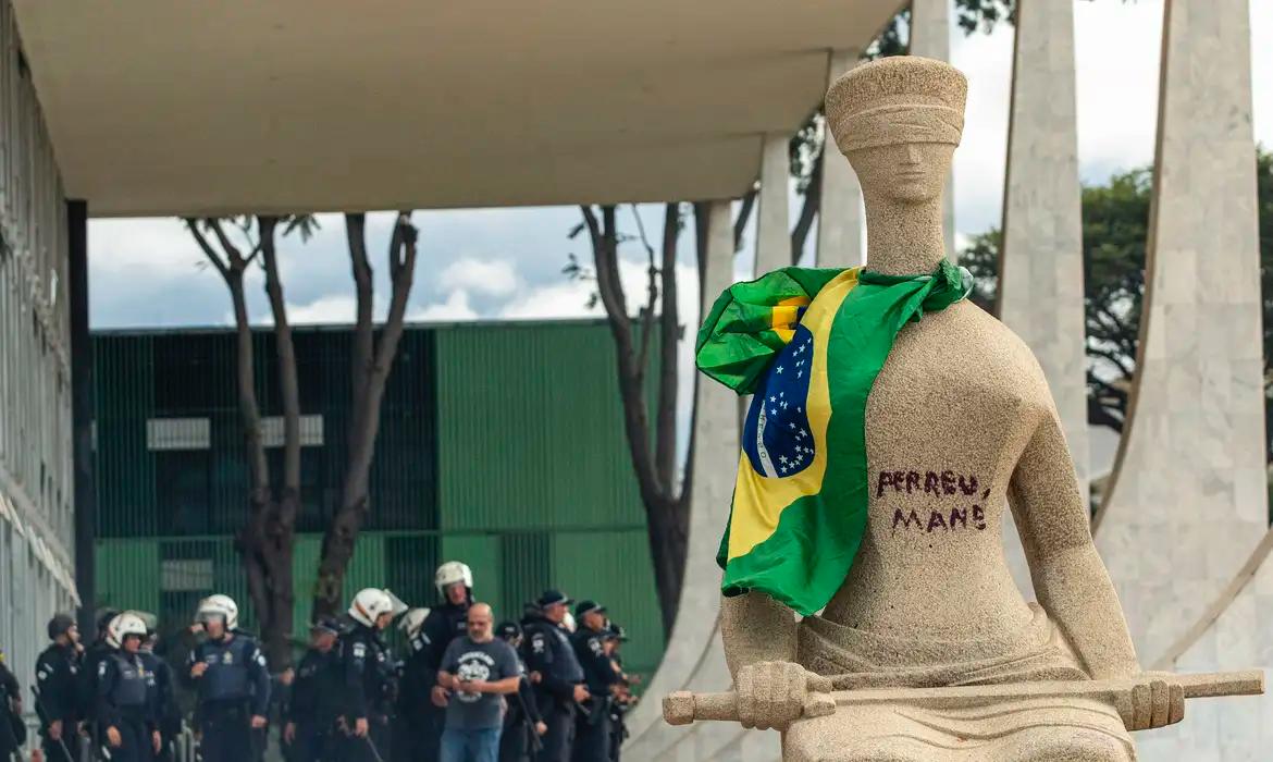 STF tem maioria para condenar mulher que pichou estátua no 8/1