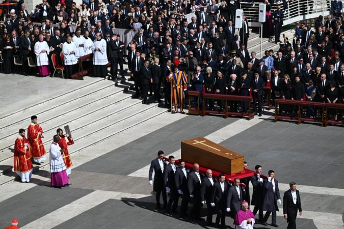 Papa Francisco é sepultado em Roma após cerimônia na Praça de São Pedro