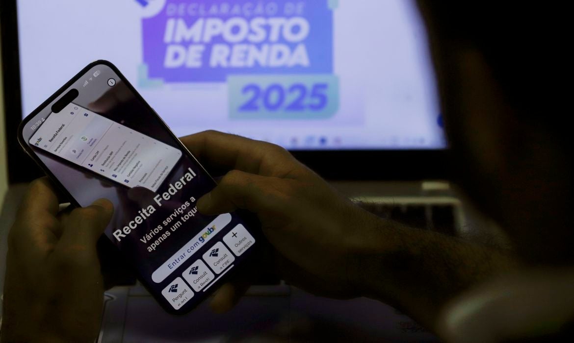 Receita paga nesta sexta maior lote de restituição do IR da história