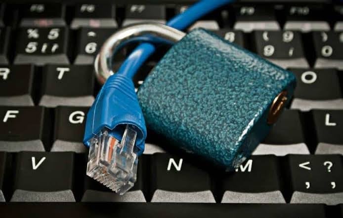 Governo do Irã confirma que restringiu acesso à internet global no país
