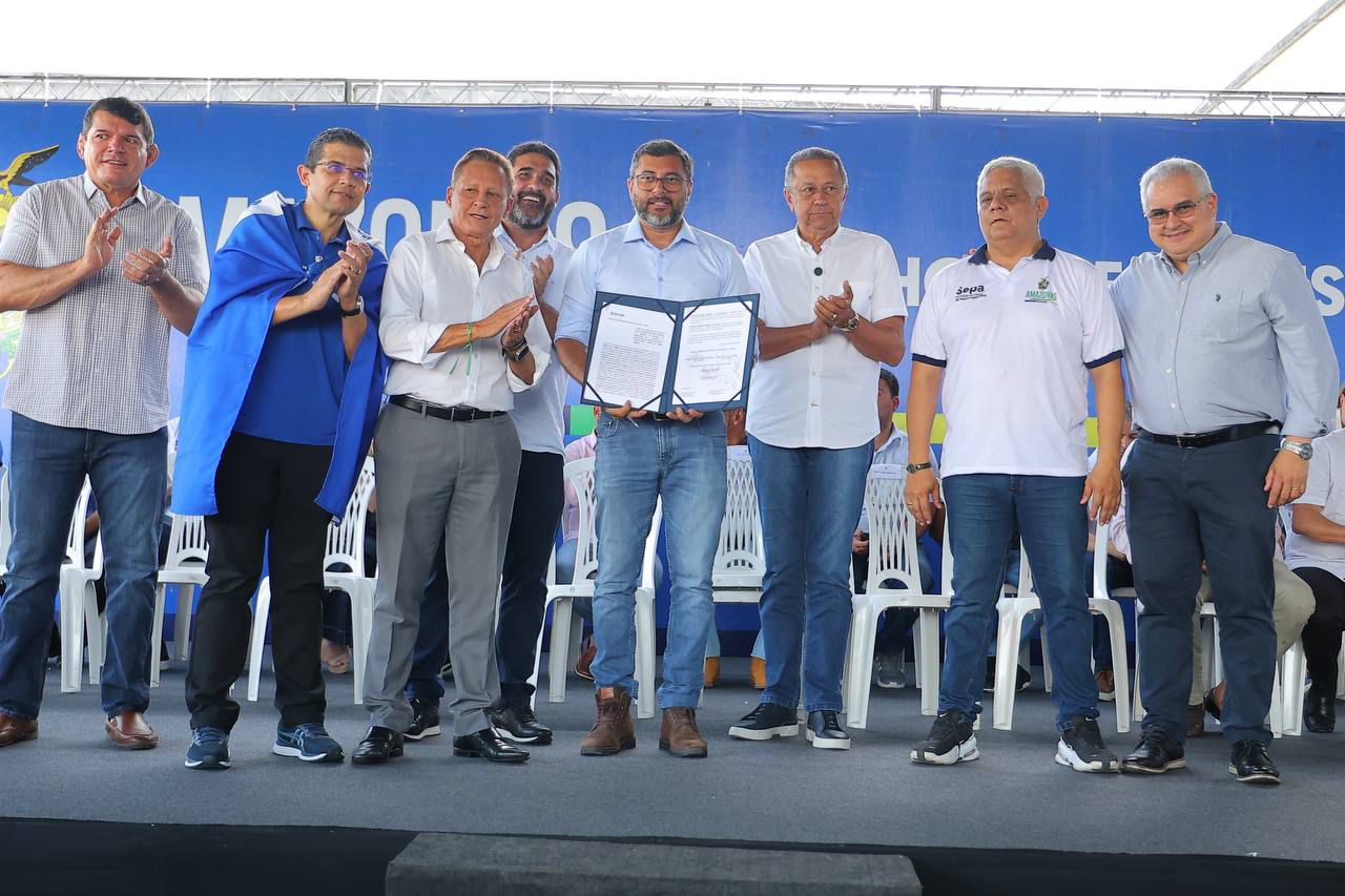 Wilson Lima entrega equipamentos que vão beneficiar 55 mil pescadores e anuncia crédito para a categoria