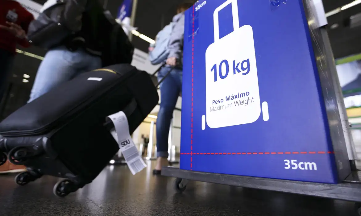 Companhias áreas terão que explicar cobrança por bagagem de mão; Procon e Anac exigem transparência
