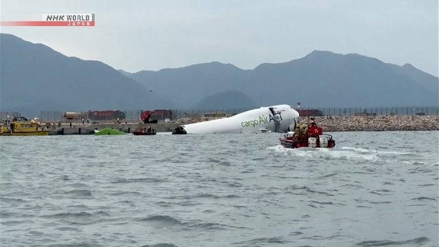 Avião de carga parcialmente submerso após derrapagem na pista do Aeroporto Internacional de Hong Kong - Foto: Reprodução/ NKH Word Japan