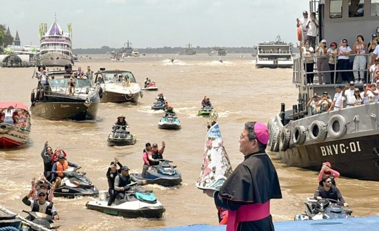 Imagem Peregrina de Nossa Senhora de Nazaré foi levada em navio da Marinha durante a Romaria Fluvial - Foto: Reprodução/ Instagram @ciriooficial