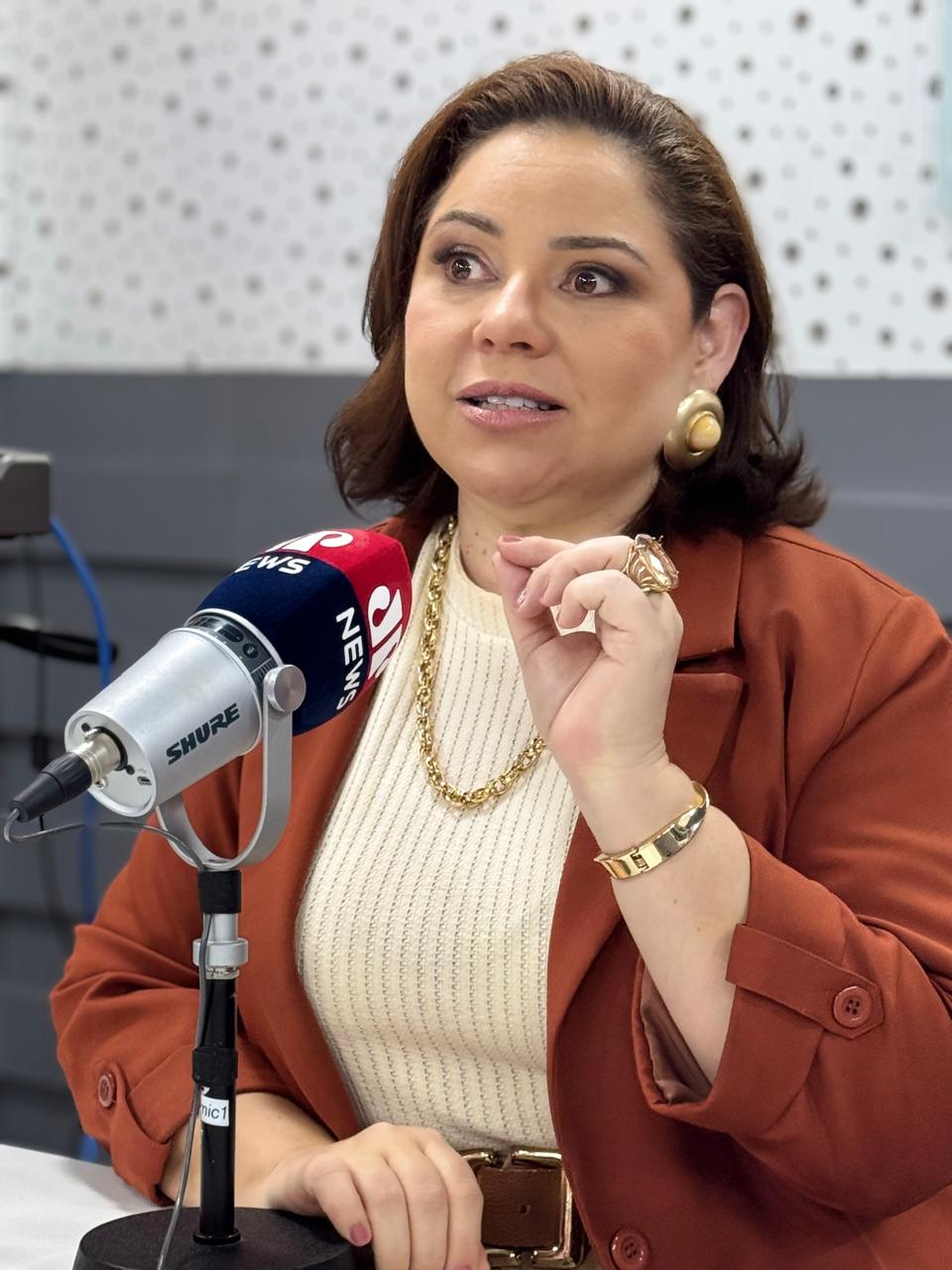 “A depressão é uma doença que precisa ser tratada, não escondida”, alerta a psiquiatra Alessandra Pereira no Radar 98