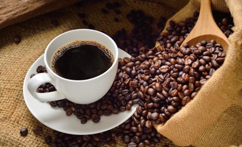 Preço do café nos EUA dispara 21% por crises climáticas e tarifas ao Brasil