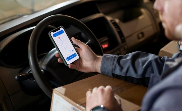 Motoristas e entregadores lideram crescimento do trabalho por aplicativos no país, segundo IBGE - Foto: Reprodução/ Freepik