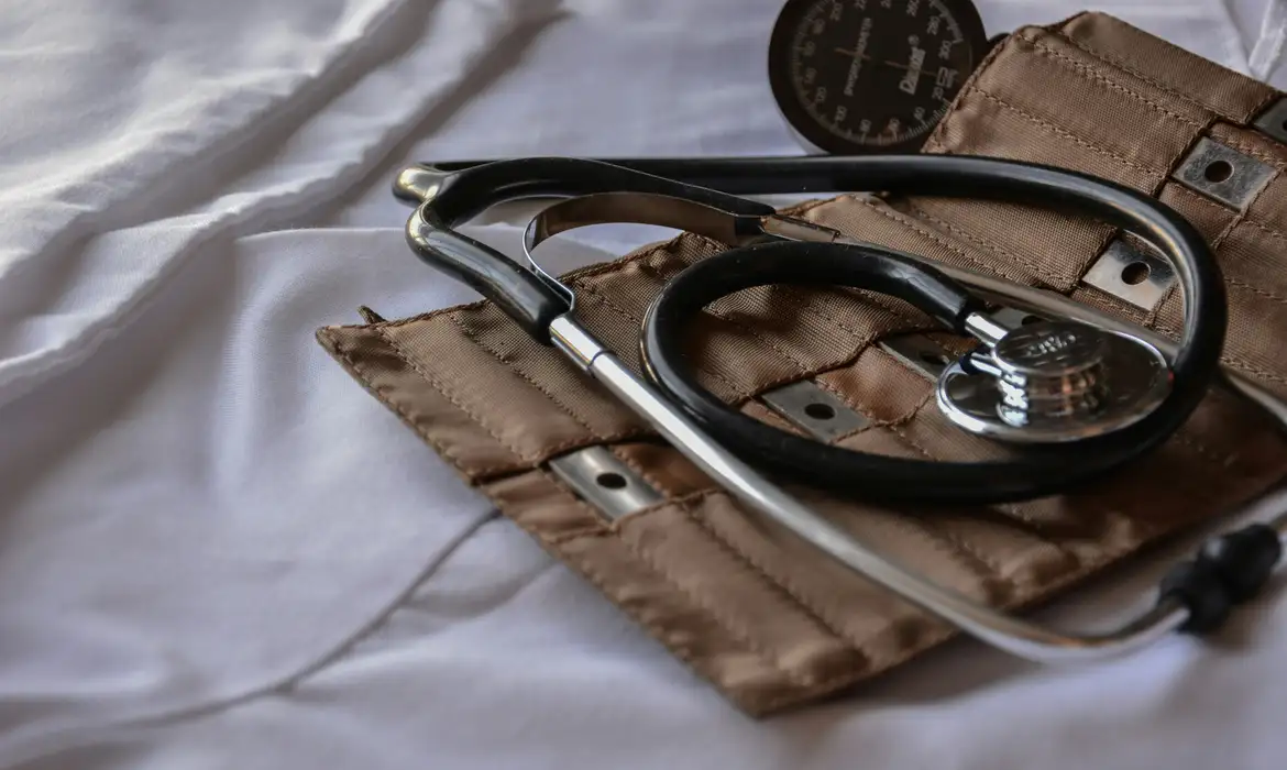 Apenas 30 médicos no país declaram vínculo com a indústria farmacêutica após nova norma do CFM