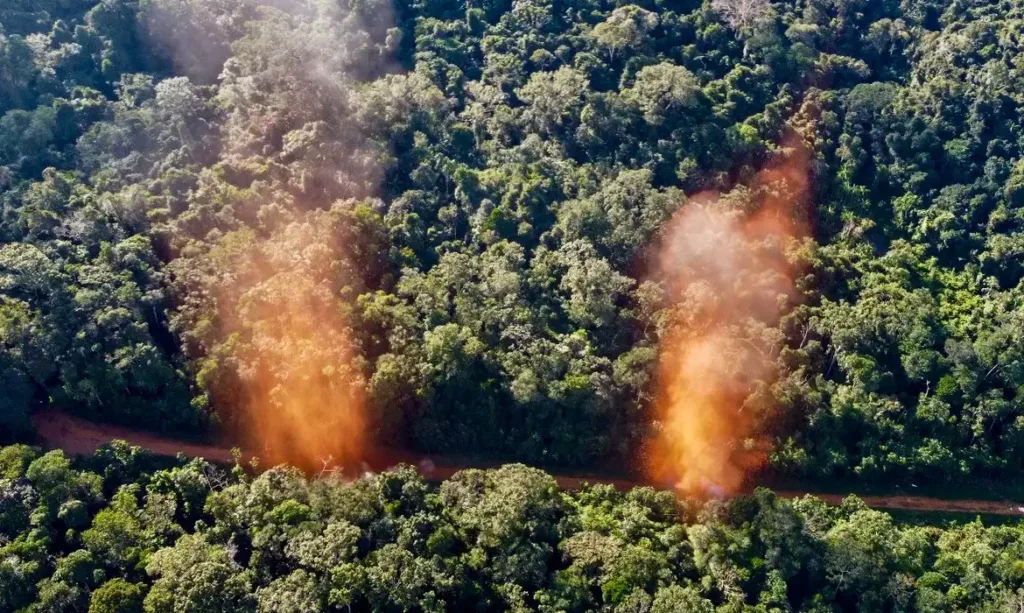 Posto de abastecimento de combustível na Terra Indígena Yanomami é fiscalizado por autoridades - Foto: Divulgação/ Polícia Federal