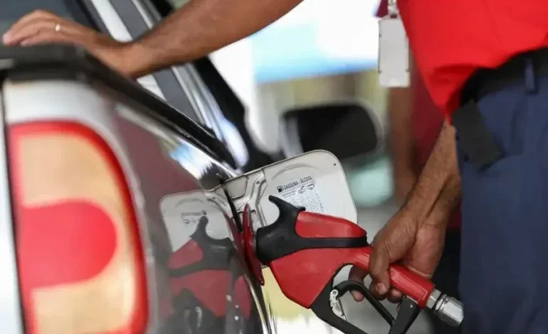 Petrobras anuncia redução de 4,9% no preço da gasolina vendida às distribuidoras