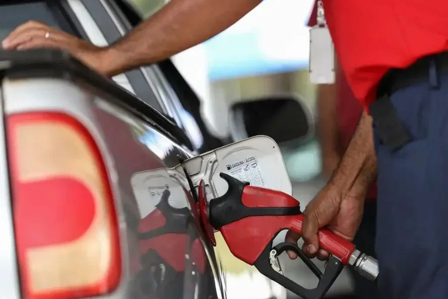 Petrobras anuncia redução de 4,9% no preço da gasolina vendida às distribuidoras