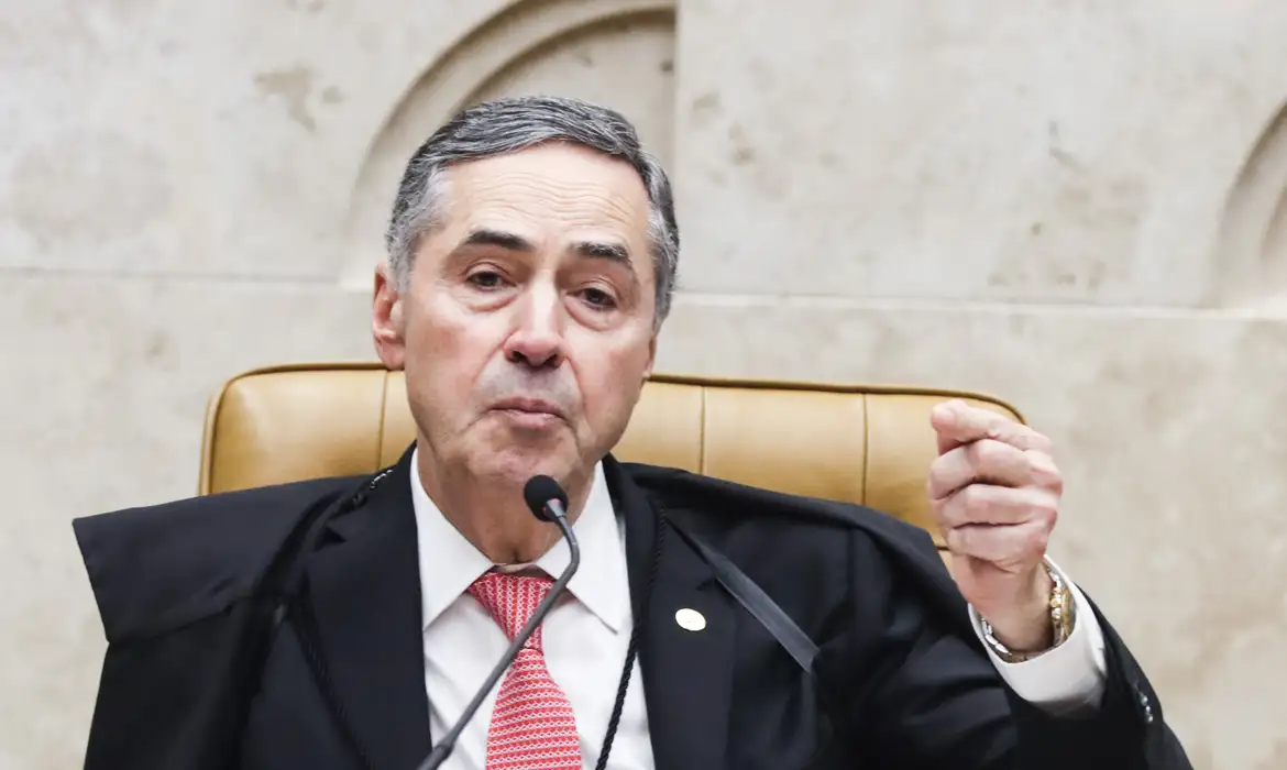 Barroso solicita sessão extraordinária para julgamento sobre descriminalização do aborto