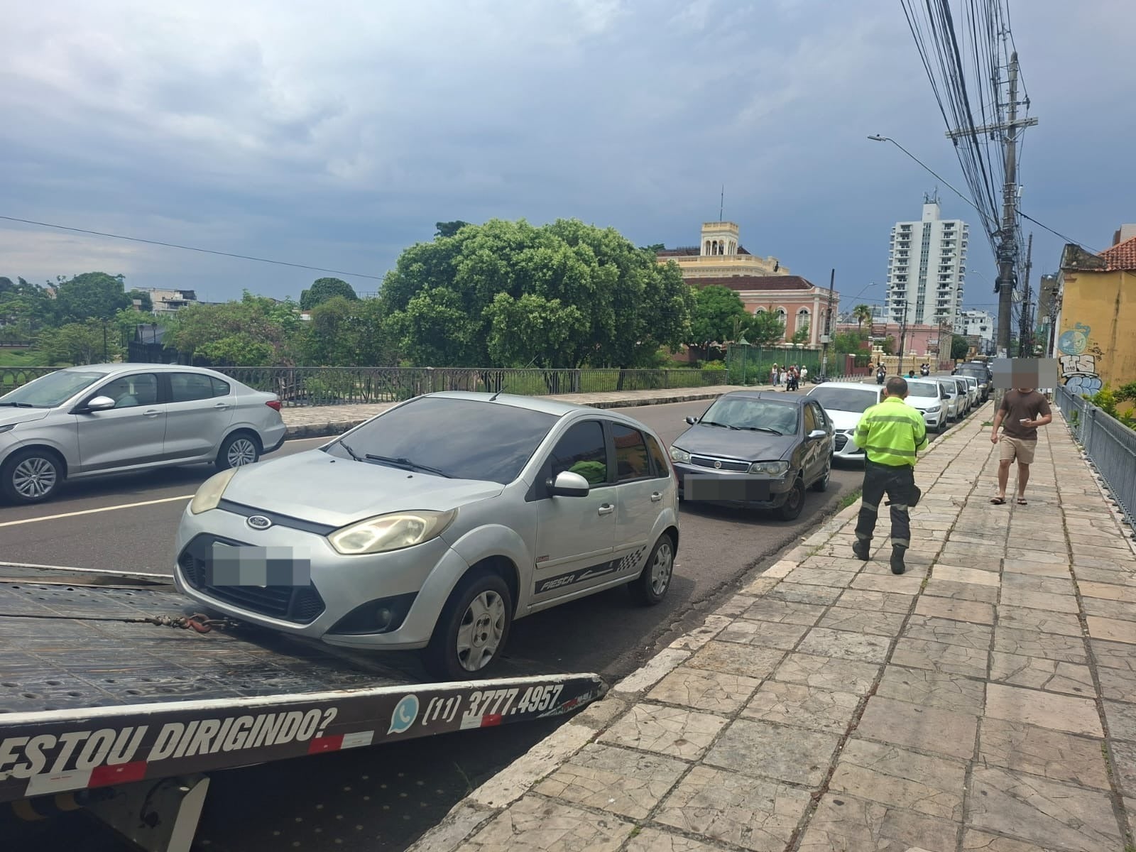Manaus intensifica operação ‘Sucata’ e remove veículo estacionado irregularmente sobre ponte